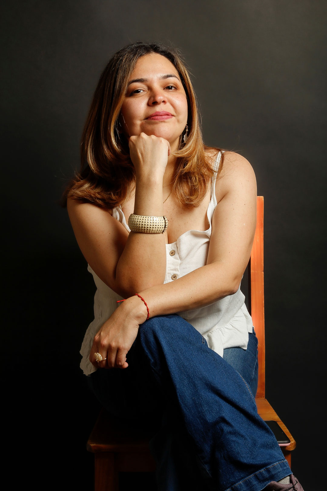 Luimar Zabala, sentada, sonriendo a cámara