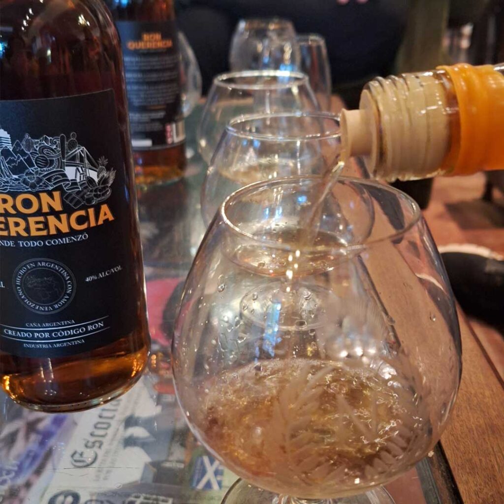 Sirviendo Ron Querencia